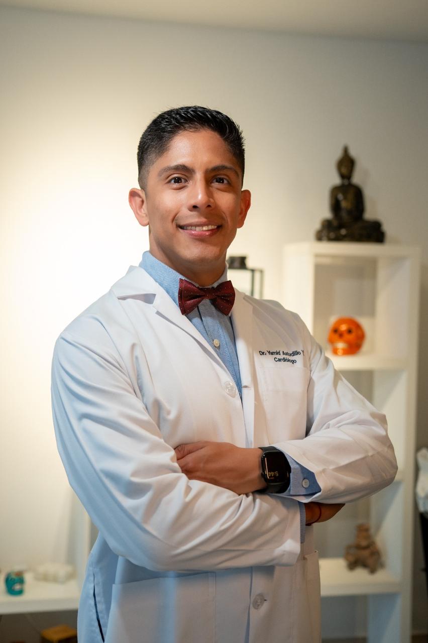 Doctor Yamid en el consultorio CardioSmart
